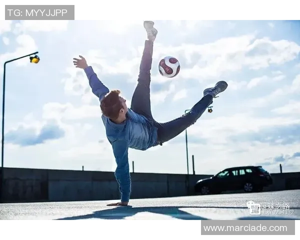 疯子球星极限花式足球挑战赛上演惊艳技巧震撼全场