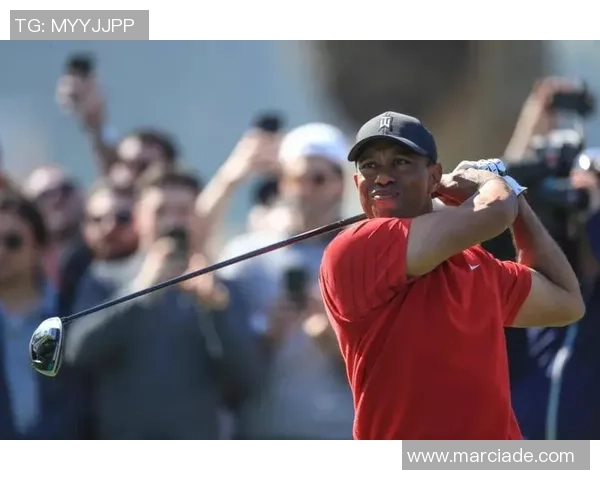 足球巨星西装魅力四射 穿搭与球场表现双重精彩展现